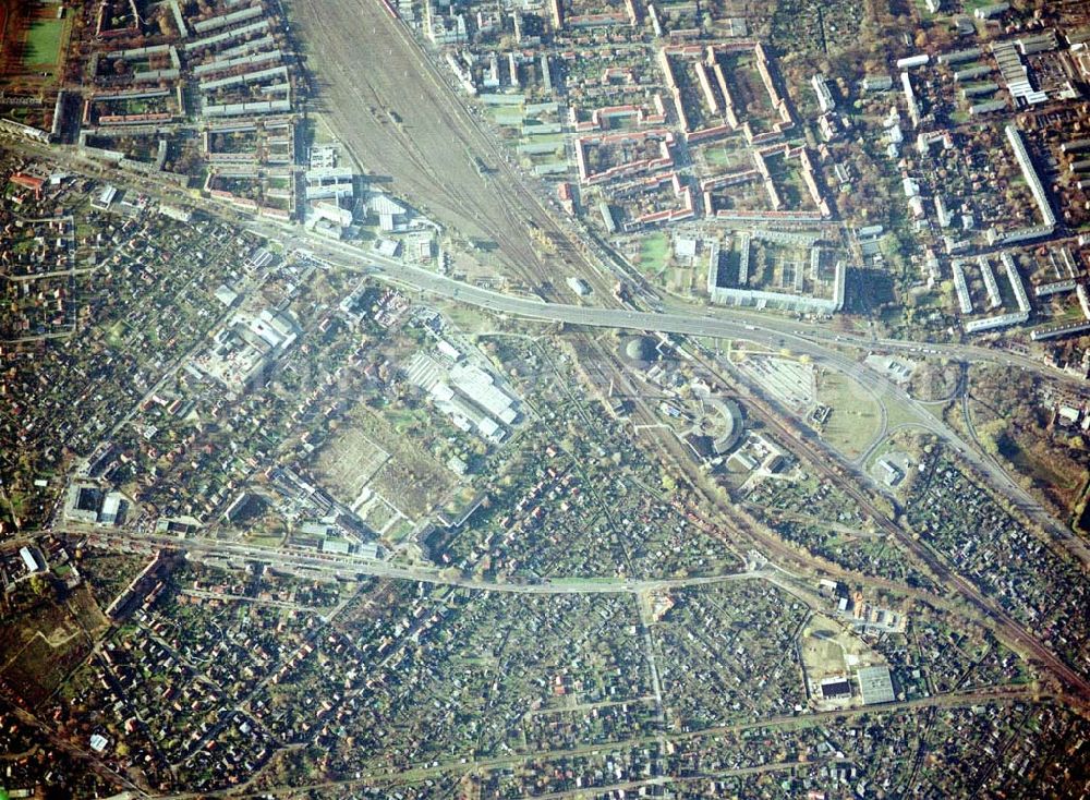 Aerial image Berlin - Pankow - Wohn- und Kleingartenanlagen an der Autobahnzufahrt Pankow - Nord.