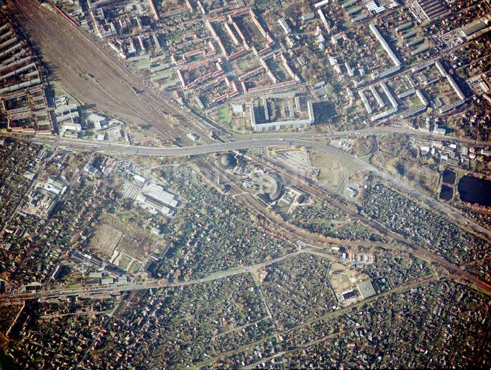 Aerial photograph Berlin - Pankow - Wohn- und Kleingartenanlagen an der Autobahnzufahrt Pankow - Nord.