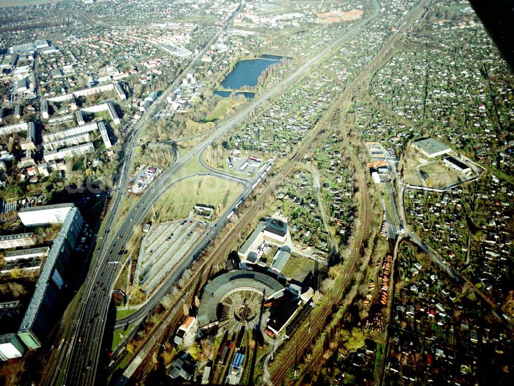 Aerial photograph Berlin - Pankow - Wohn- und Kleingartenanlagen an der Autobahnzufahrt Pankow - Nord.