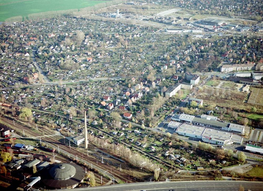 Aerial photograph Berlin - Pankow - Wohn- und Kleingartenanlagen an der Autobahnzufahrt Pankow - Nord.