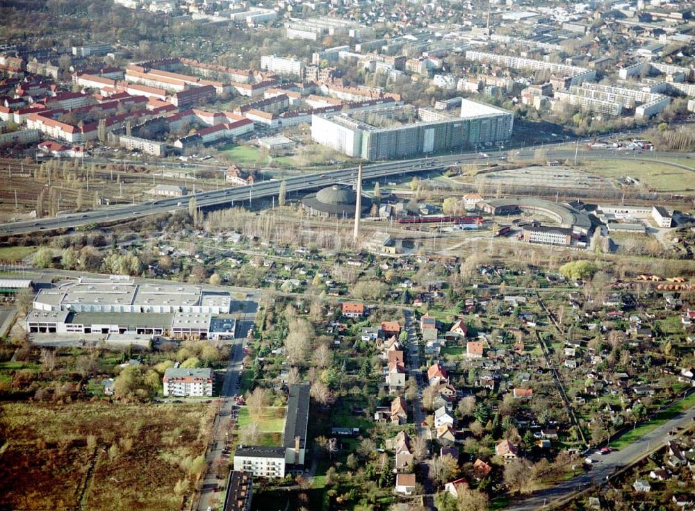 Berlin - Pankow from the bird's eye view: Wohn- und Kleingartenanlagen an der Autobahnzufahrt Pankow - Nord.