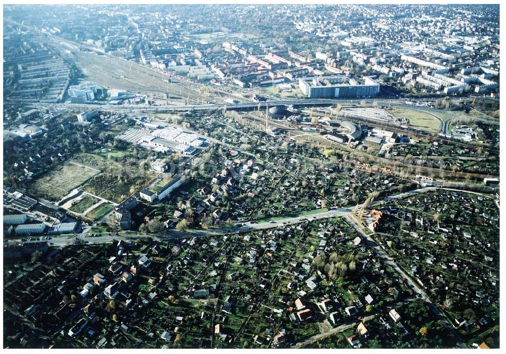 Berlin - Pankow from the bird's eye view: Wohn- und Kleingartenanlagen an der Autobahnzufahrt Pankow - Nord.