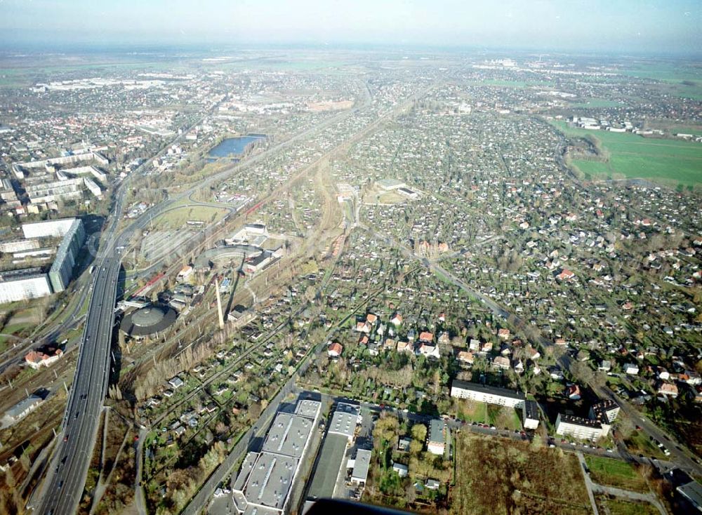 Aerial photograph Berlin - Pankow - Wohn- und Kleingartenanlagen an der Autobahnzufahrt Pankow - Nord.