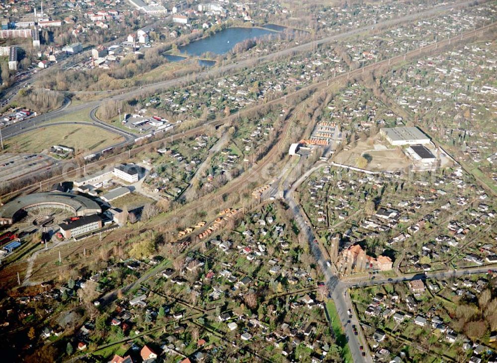 Berlin - Pankow from the bird's eye view: Wohn- und Kleingartenanlagen an der Autobahnzufahrt Pankow - Nord.