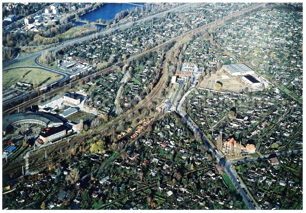 Berlin - Pankow from above - Wohn- und Kleingartenanlagen an der Autobahnzufahrt Pankow - Nord.