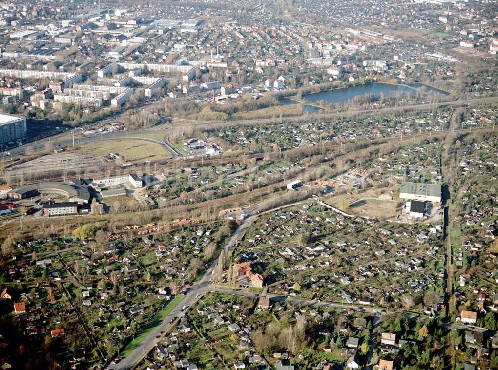 Aerial photograph Berlin - Pankow - Wohn- und Kleingartenanlagen an der Autobahnzufahrt Pankow - Nord.