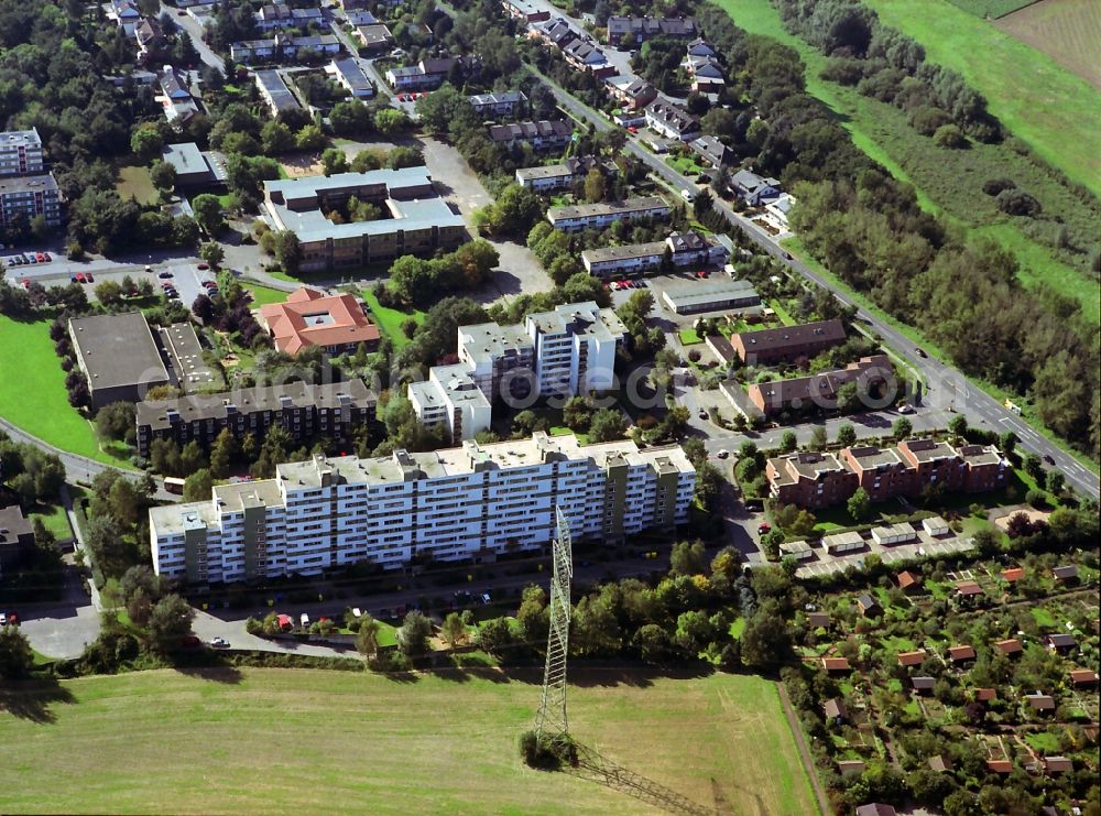 Aerial image Mohnheim OT Baumberg - Residential settlement on Garather way with school and sports hall and multi-family home construction in the district Baumberg of Monheim in the state of North Rhine-Westphalia