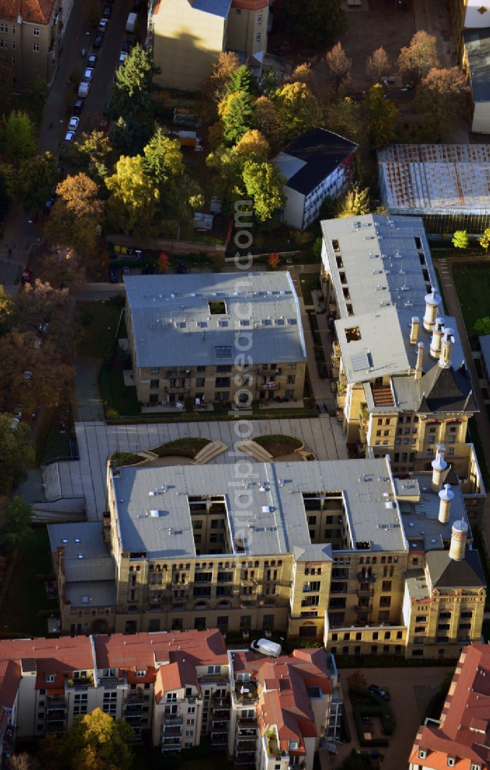 Berlin from the bird's eye view: View of a residential complex in the renovated building of the old malthouse between Muhlenstrasse and Neue Schonholzer Strasse in Berlin - Pankow. The first construction phase of the yellow brick building dates back to the year 1874 when it was designed for the purpose of industrial malting. The Terraplan Estate Company has refurbished the landmark and converted it into modern flats, suites and lofts