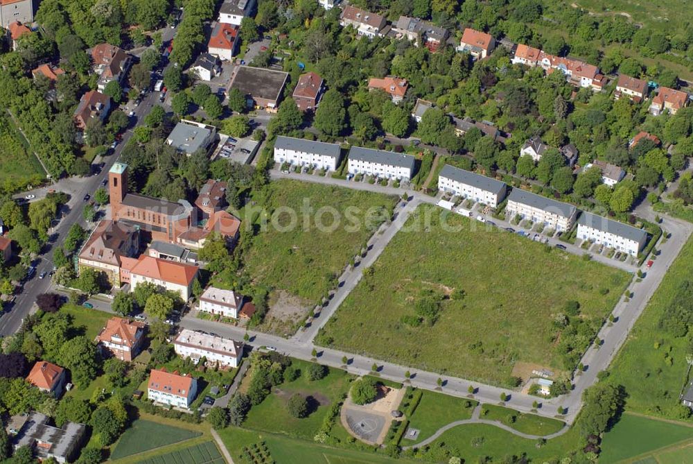 Aerial image Berlin-Dahlem - Blick auf die Wohnanlage an der Königin-Luise-Strasse in Berlin Dahlem der cds Wohnbau Berlin GmbH