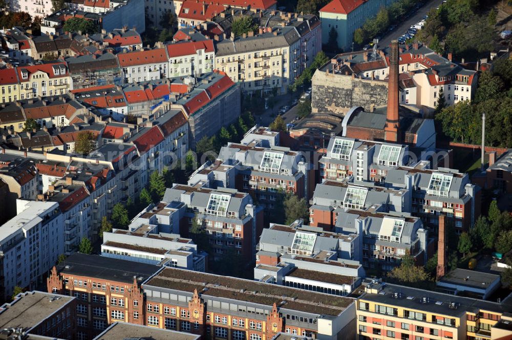 Aerial photograph Berlin Prenzlauer Berg - Wohnanlage mit Mehrfamilienhäuser an der Erich-Weinert-Straße in Berlin-Prenzlauer Berg. Housing area with apartment houses at the street Erich-Weinert-Strasse in the Prenzauer Berg district.