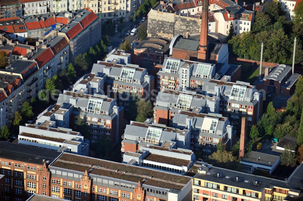 Berlin Prenzlauer Berg from above - Wohnanlage mit Mehrfamilienhäuser an der Erich-Weinert-Straße in Berlin-Prenzlauer Berg. Housing area with apartment houses at the street Erich-Weinert-Strasse in the Prenzauer Berg district.