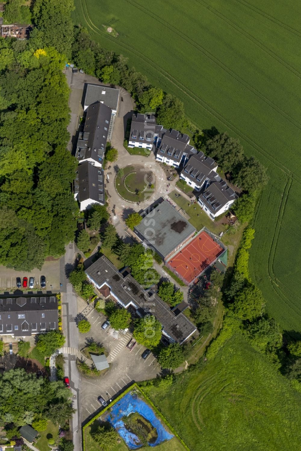 Oberhausen from the bird's eye view: View of the condominium of the Friedensdorf Oberhausen e.V. in the state North Rhine-Westphalia