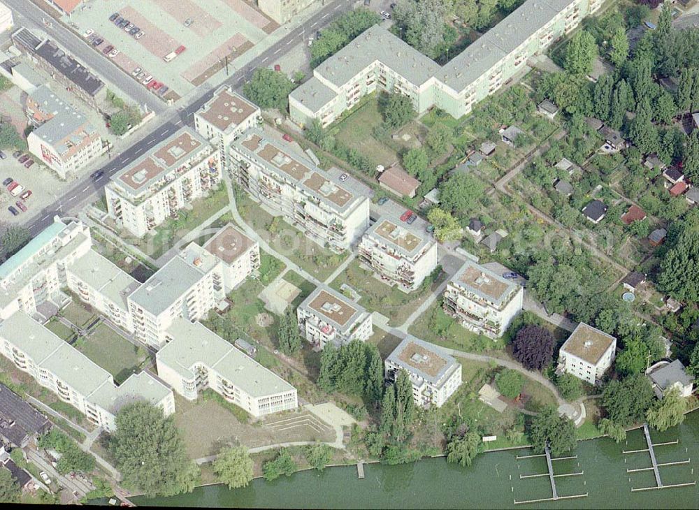 Berlin - Köpenick from the bird's eye view: Wohnanlage an der Grünauer Straße 117 - 125 in Berlin - Köpenick - ein Projekt der GRAF & MARESCH GmbH Augsburg.