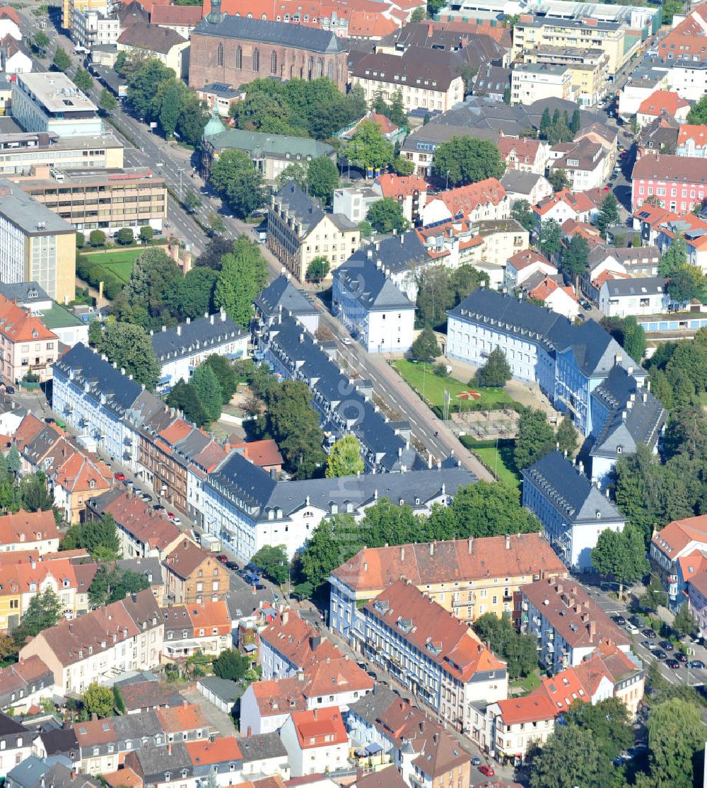 Kaiserslautern from above - Stadtteilansicht von Kaiserslautern in Rheinland-Pfalz, geprägt durch die schlossähnliche Wohnanlage und den Gebäudekomplex der Gemeinnützigen Baugesellschaft Kaiserslautern AG an beiden Seiten der Fischerstraße. Die Anlage entstand um 1920 nach Plänen des damaligen städtischen Oberbaudirektors Hermann Hussong und steht heute unter Denkmalschutz. Cityscape of Kaiserslautern in Rhineland-Palatinate, characterized by castle-like housing area and building complex of building society Gemeinnützigen Baugesellschaft Kaiserslautern AG at both sides of Fischerstrasse. The whole complex was constructed around 1920 after drafts by former municipal builder Hermann Hussong and is under monumental protection today.