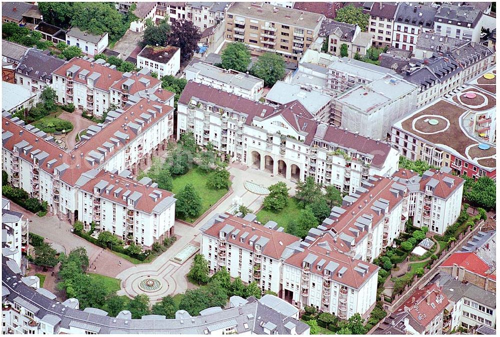 Mainz from above - 24.07.2004 Blick auf die Wohnanlage Mainz-Kästrich Die unter Einbindung historischer Bausubstanz moderne Wohnanlage liegt zwischen Dom und Renaissancebau der Alten Universität. Wohnanlage Mainz-Kästrich GmbH & Co.KG Objektadresse: Trajanstraße 4–16/Drususstraße 1–7/ Germanikusstraße 2–10/Kästrich 49–61 und 36–38/ Am Römertor 1–31 und 2–34/Kupferbergterrasse 21–29, 55131 Mainz