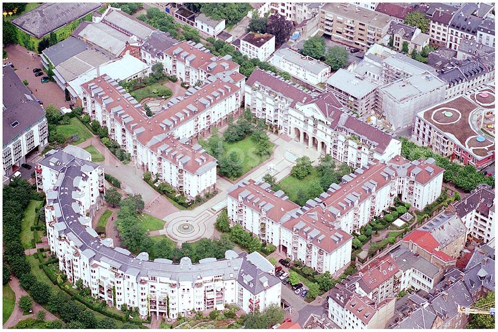 Mainz from the bird's eye view: 24.07.2004 Blick auf die Wohnanlage Mainz-Kästrich Die unter Einbindung historischer Bausubstanz moderne Wohnanlage liegt zwischen Dom und Renaissancebau der Alten Universität. Wohnanlage Mainz-Kästrich GmbH & Co.KG Objektadresse: Trajanstraße 4–16/Drususstraße 1–7/ Germanikusstraße 2–10/Kästrich 49–61 und 36–38/ Am Römertor 1–31 und 2–34/Kupferbergterrasse 21–29, 55131 Mainz