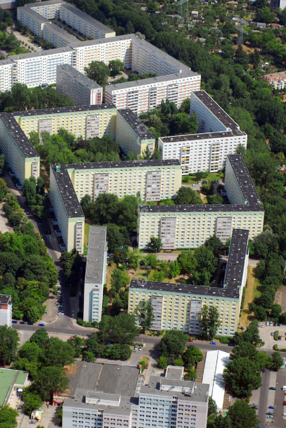 Aerial image Berlin Lichtenberg - Plattenbauten der Wohnanlage Mellenseestraße; Ecke Dolgenseestraße. Es dient teilweise als Studentenwohnheim.