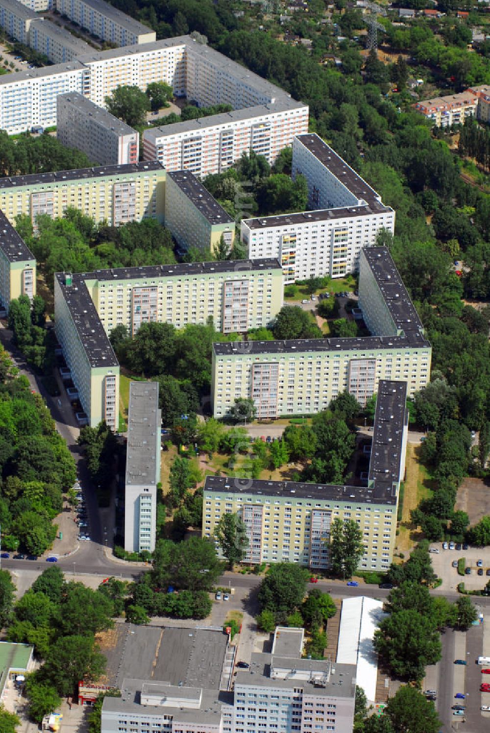 Aerial photograph Berlin Lichtenberg - Plattenbauten der Wohnanlage Mellenseestraße; Ecke Dolgenseestraße. Es dient teilweise als Studentenwohnheim.