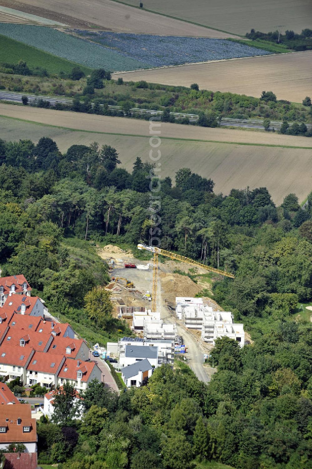 Aerial image Bad Vilbel - Blick auf die Baustelle der Wohnanlage am Tannenweg der cds Wohnbau GmbH. In Waldrandlage entstehen hier mehrere Wohnneubauten durch die cds Wohnbau GmbH, einem Frankfurter Immobiliendienstleister. View the construction site of the residental complex on Tannenweg. At the forest are several new residential buildings built by the CDS Wohnbau GmbH, a Frankfurt real estate service provider.