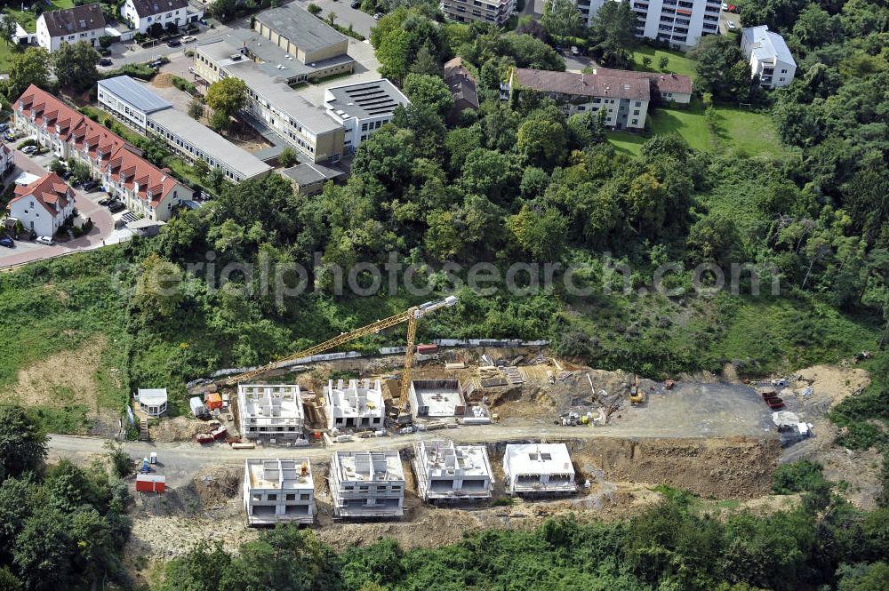 Bad Vilbel from the bird's eye view: Blick auf die Baustelle der Wohnanlage am Tannenweg der cds Wohnbau GmbH. In Waldrandlage entstehen hier mehrere Wohnneubauten durch die cds Wohnbau GmbH, einem Frankfurter Immobiliendienstleister. View the construction site of the residental complex on Tannenweg. At the forest are several new residential buildings built by the CDS Wohnbau GmbH, a Frankfurt real estate service provider.