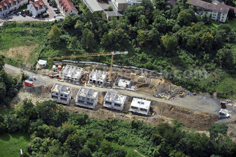 Aerial photograph Bad Vilbel - Blick auf die Baustelle der Wohnanlage am Tannenweg der cds Wohnbau GmbH. In Waldrandlage entstehen hier mehrere Wohnneubauten durch die cds Wohnbau GmbH, einem Frankfurter Immobiliendienstleister. View the construction site of the residental complex on Tannenweg. At the forest are several new residential buildings built by the CDS Wohnbau GmbH, a Frankfurt real estate service provider.