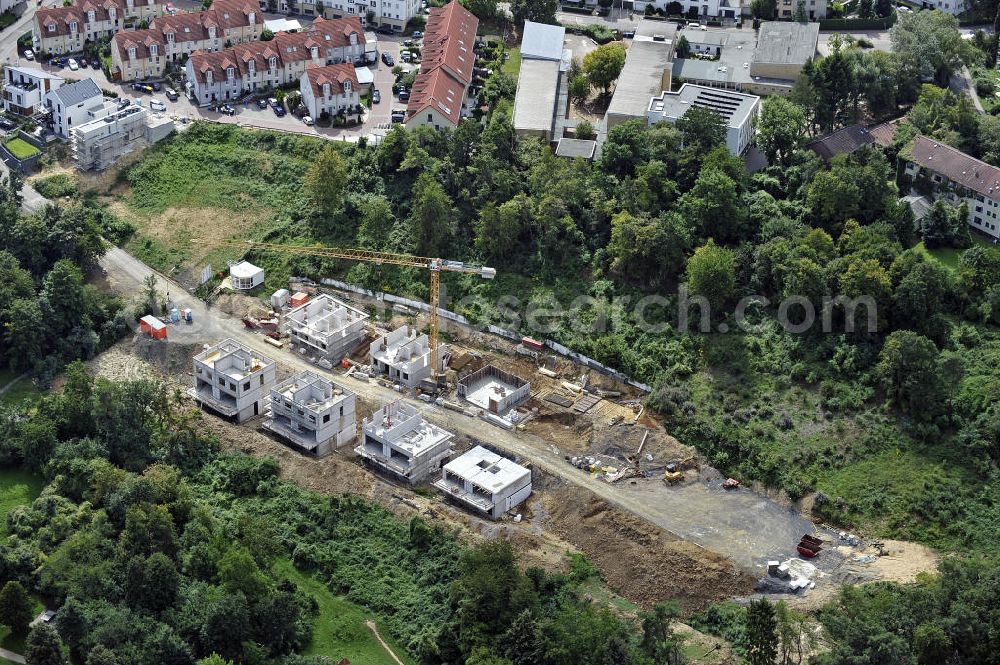 Aerial image Bad Vilbel - Blick auf die Baustelle der Wohnanlage am Tannenweg der cds Wohnbau GmbH. In Waldrandlage entstehen hier mehrere Wohnneubauten durch die cds Wohnbau GmbH, einem Frankfurter Immobiliendienstleister. View the construction site of the residental complex on Tannenweg. At the forest are several new residential buildings built by the CDS Wohnbau GmbH, a Frankfurt real estate service provider.