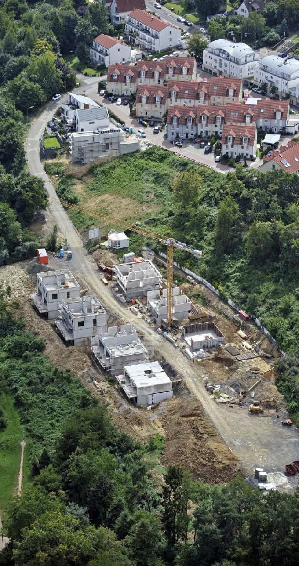 Aerial image Bad Vilbel - Blick auf die Baustelle der Wohnanlage am Tannenweg der cds Wohnbau GmbH. In Waldrandlage entstehen hier mehrere Wohnneubauten durch die cds Wohnbau GmbH, einem Frankfurter Immobiliendienstleister. View the construction site of the residental complex on Tannenweg. At the forest are several new residential buildings built by the CDS Wohnbau GmbH, a Frankfurt real estate service provider.