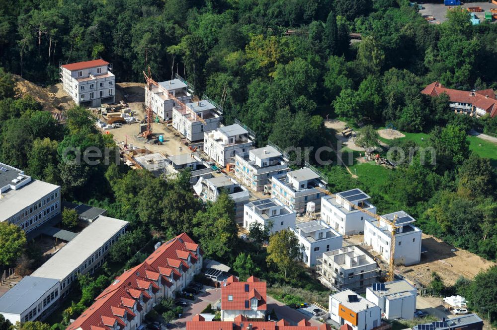 Aerial photograph Bad Vilbel - Blick auf die Baustelle der Wohnanlage am Tannenweg der cds Wohnbau GmbH. In Waldrandlage entstehen hier mehrere Wohnneubauten durch die cds Wohnbau GmbH, einem Frankfurter Immobiliendienstleister. View the construction site of the residental complex on Tannenweg. At the forest are several new residential buildings built by the CDS Wohnbau GmbH, a Frankfurt real estate service provider.