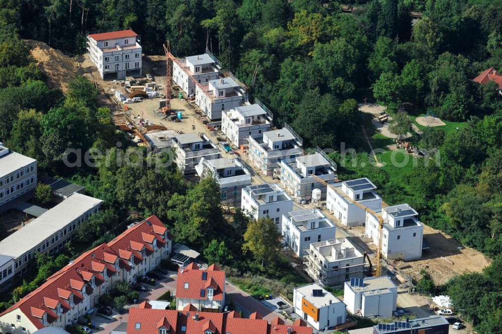 Bad Vilbel from above - Blick auf die Baustelle der Wohnanlage am Tannenweg der cds Wohnbau GmbH. In Waldrandlage entstehen hier mehrere Wohnneubauten durch die cds Wohnbau GmbH, einem Frankfurter Immobiliendienstleister. View the construction site of the residental complex on Tannenweg. At the forest are several new residential buildings built by the CDS Wohnbau GmbH, a Frankfurt real estate service provider.