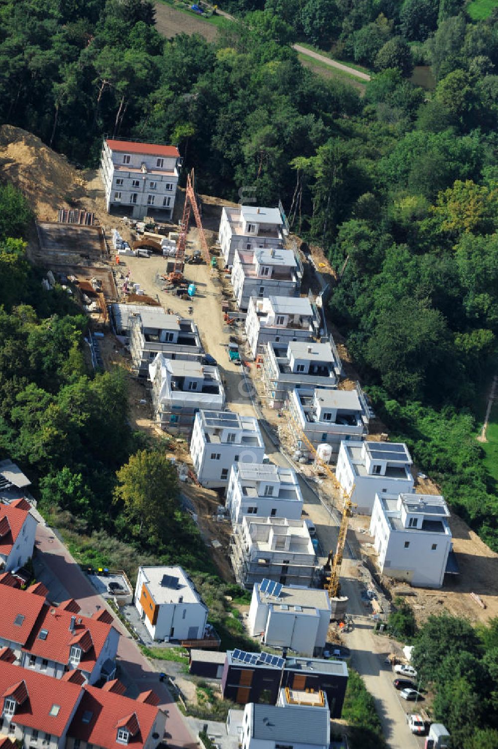 Bad Vilbel from the bird's eye view: Blick auf die Baustelle der Wohnanlage am Tannenweg der cds Wohnbau GmbH. In Waldrandlage entstehen hier mehrere Wohnneubauten durch die cds Wohnbau GmbH, einem Frankfurter Immobiliendienstleister. View the construction site of the residental complex on Tannenweg. At the forest are several new residential buildings built by the CDS Wohnbau GmbH, a Frankfurt real estate service provider.