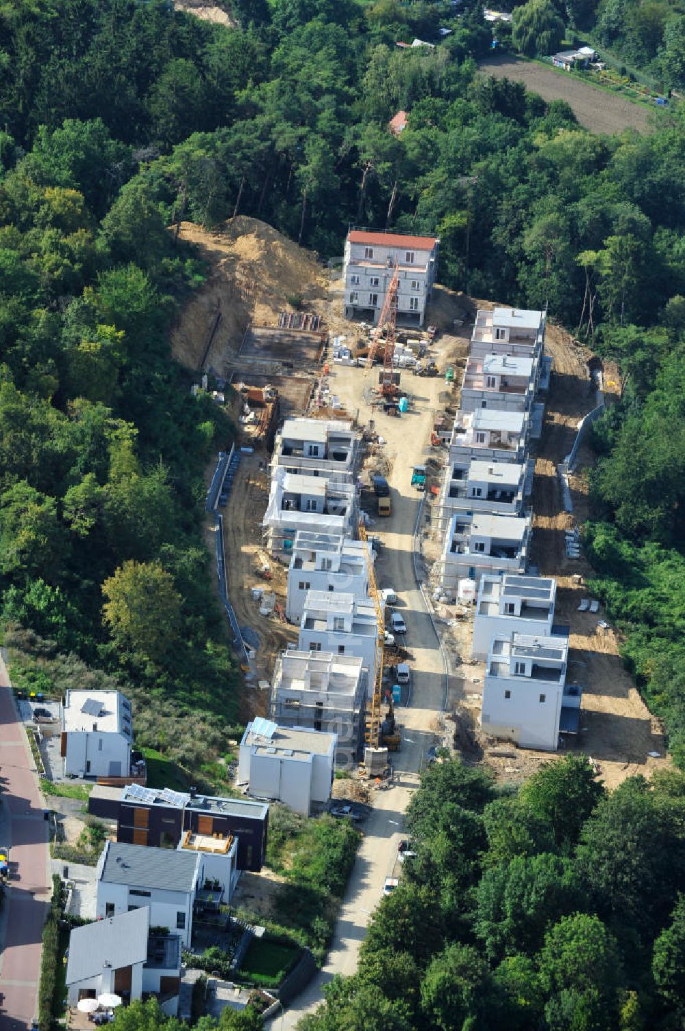 Aerial photograph Bad Vilbel - Blick auf die Baustelle der Wohnanlage am Tannenweg der cds Wohnbau GmbH. In Waldrandlage entstehen hier mehrere Wohnneubauten durch die cds Wohnbau GmbH, einem Frankfurter Immobiliendienstleister. View the construction site of the residental complex on Tannenweg. At the forest are several new residential buildings built by the CDS Wohnbau GmbH, a Frankfurt real estate service provider.