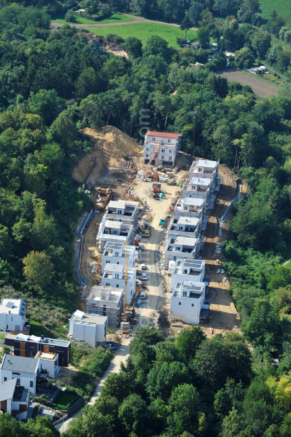 Bad Vilbel from above - Blick auf die Baustelle der Wohnanlage am Tannenweg der cds Wohnbau GmbH. In Waldrandlage entstehen hier mehrere Wohnneubauten durch die cds Wohnbau GmbH, einem Frankfurter Immobiliendienstleister. View the construction site of the residental complex on Tannenweg. At the forest are several new residential buildings built by the CDS Wohnbau GmbH, a Frankfurt real estate service provider.