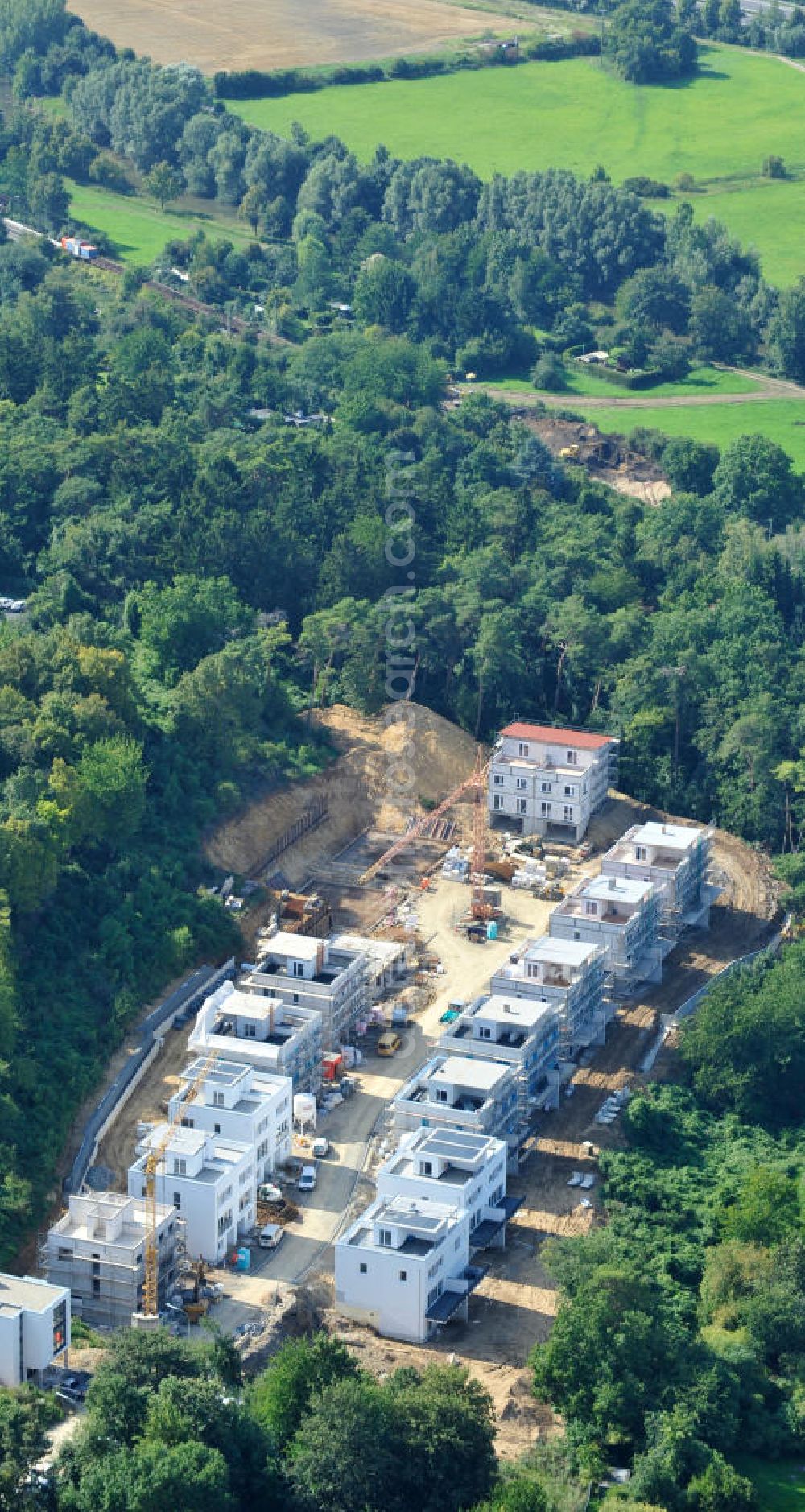 Aerial image Bad Vilbel - Blick auf die Baustelle der Wohnanlage am Tannenweg der cds Wohnbau GmbH. In Waldrandlage entstehen hier mehrere Wohnneubauten durch die cds Wohnbau GmbH, einem Frankfurter Immobiliendienstleister. View the construction site of the residental complex on Tannenweg. At the forest are several new residential buildings built by the CDS Wohnbau GmbH, a Frankfurt real estate service provider.