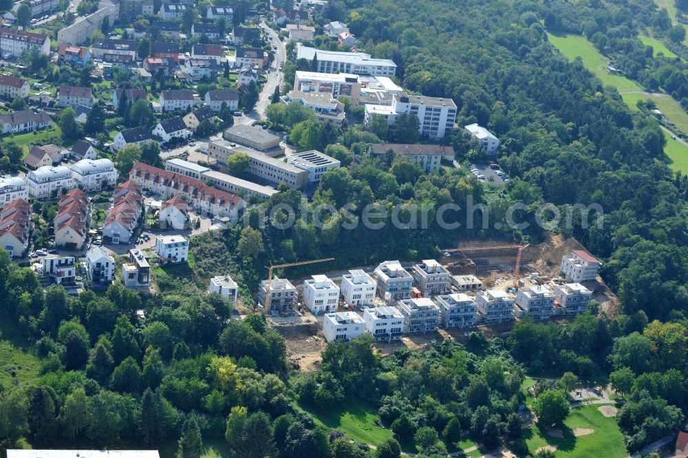 Bad Vilbel from above - Blick auf die Baustelle der Wohnanlage am Tannenweg der cds Wohnbau GmbH. In Waldrandlage entstehen hier mehrere Wohnneubauten durch die cds Wohnbau GmbH, einem Frankfurter Immobiliendienstleister. View the construction site of the residental complex on Tannenweg. At the forest are several new residential buildings built by the CDS Wohnbau GmbH, a Frankfurt real estate service provider.