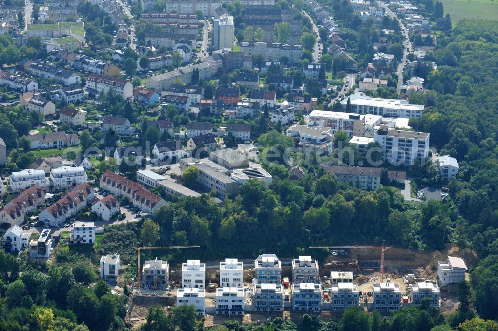 Bad Vilbel from the bird's eye view: Blick auf die Baustelle der Wohnanlage am Tannenweg der cds Wohnbau GmbH. In Waldrandlage entstehen hier mehrere Wohnneubauten durch die cds Wohnbau GmbH, einem Frankfurter Immobiliendienstleister. View the construction site of the residental complex on Tannenweg. At the forest are several new residential buildings built by the CDS Wohnbau GmbH, a Frankfurt real estate service provider.