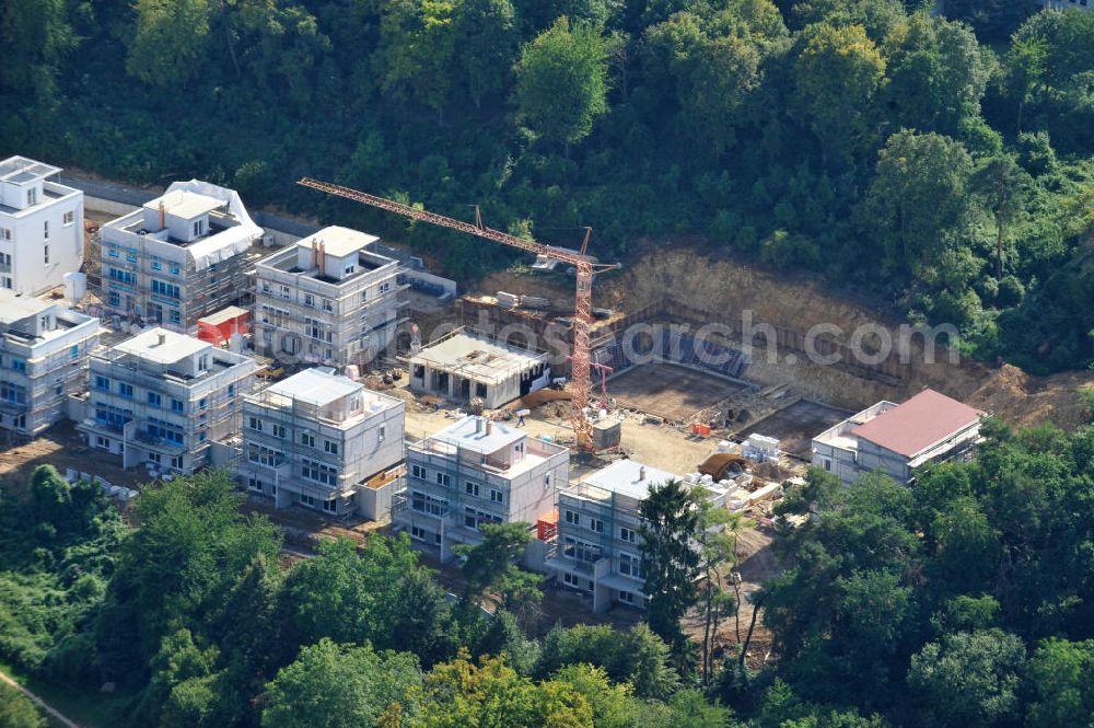 Aerial image Bad Vilbel - Blick auf die Baustelle der Wohnanlage am Tannenweg der cds Wohnbau GmbH. In Waldrandlage entstehen hier mehrere Wohnneubauten durch die cds Wohnbau GmbH, einem Frankfurter Immobiliendienstleister. View the construction site of the residental complex on Tannenweg. At the forest are several new residential buildings built by the CDS Wohnbau GmbH, a Frankfurt real estate service provider.