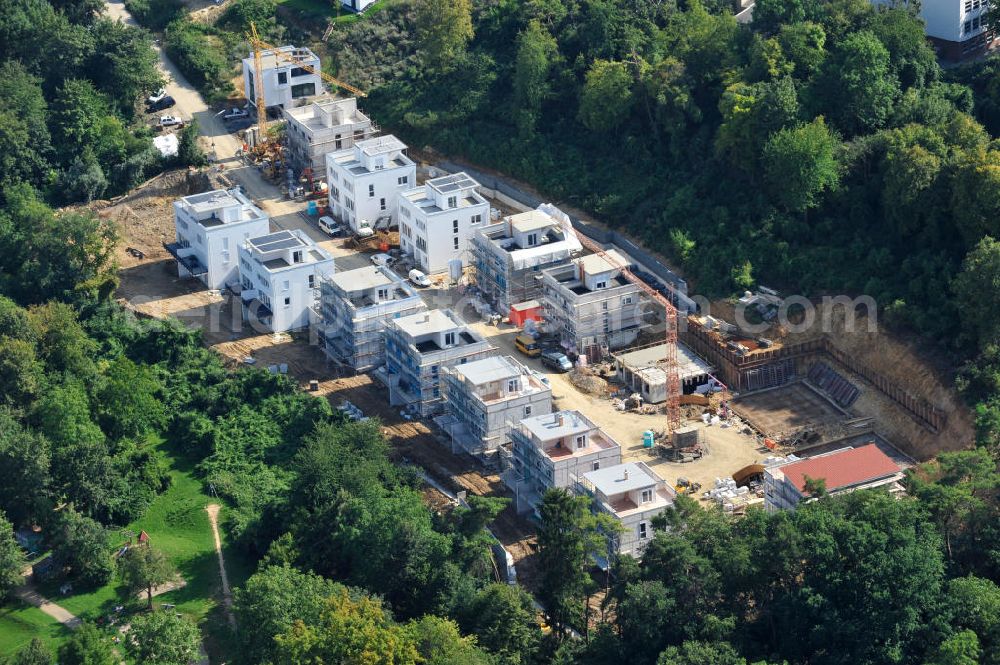 Aerial photograph Bad Vilbel - Blick auf die Baustelle der Wohnanlage am Tannenweg der cds Wohnbau GmbH. In Waldrandlage entstehen hier mehrere Wohnneubauten durch die cds Wohnbau GmbH, einem Frankfurter Immobiliendienstleister. View the construction site of the residental complex on Tannenweg. At the forest are several new residential buildings built by the CDS Wohnbau GmbH, a Frankfurt real estate service provider.