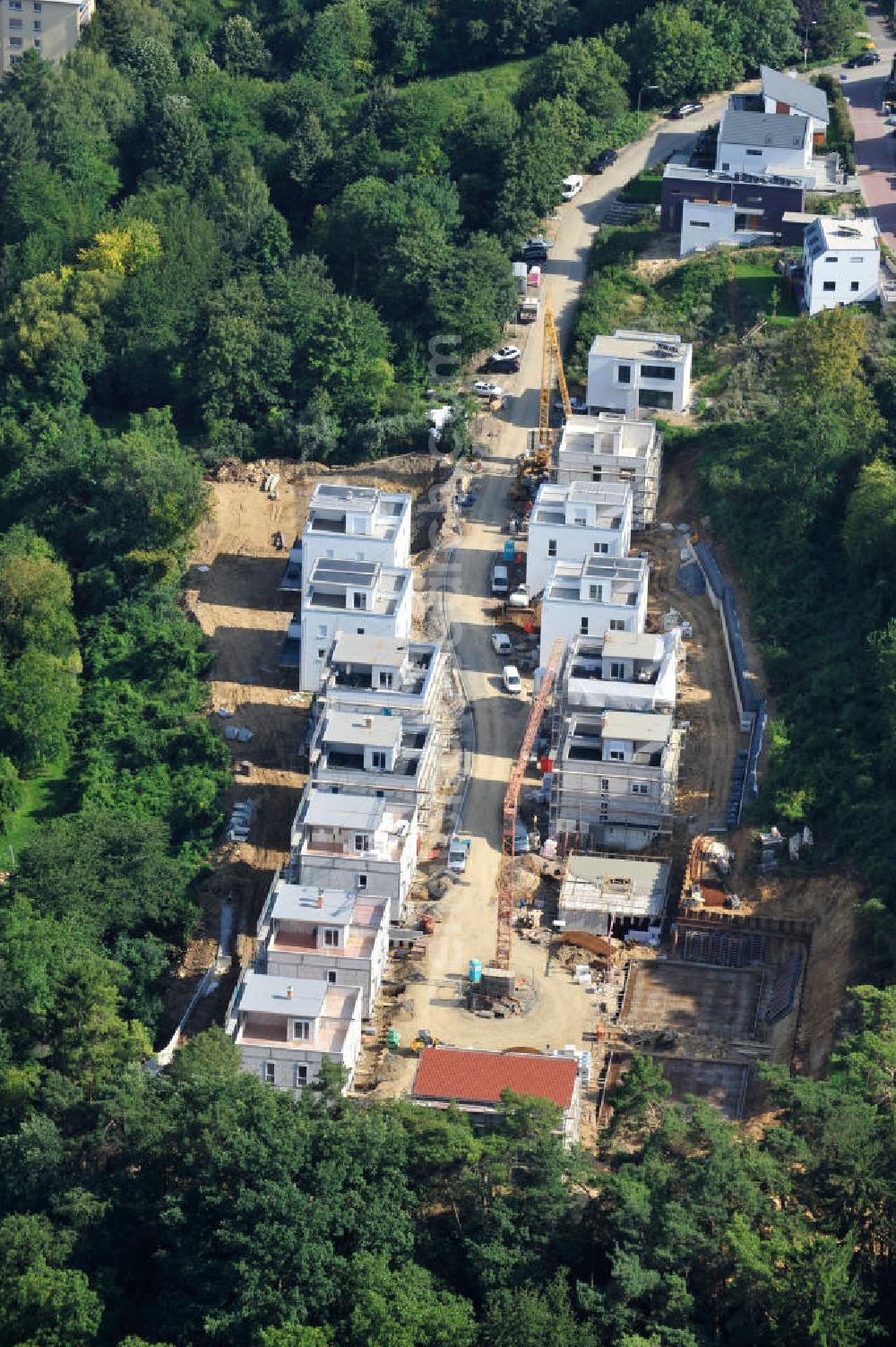 Bad Vilbel from the bird's eye view: Blick auf die Baustelle der Wohnanlage am Tannenweg der cds Wohnbau GmbH. In Waldrandlage entstehen hier mehrere Wohnneubauten durch die cds Wohnbau GmbH, einem Frankfurter Immobiliendienstleister. View the construction site of the residental complex on Tannenweg. At the forest are several new residential buildings built by the CDS Wohnbau GmbH, a Frankfurt real estate service provider.