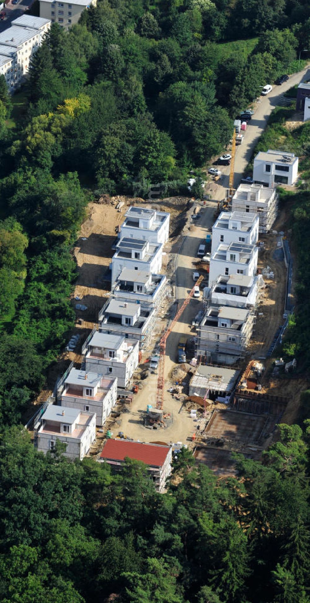 Aerial image Bad Vilbel - Blick auf die Baustelle der Wohnanlage am Tannenweg der cds Wohnbau GmbH. In Waldrandlage entstehen hier mehrere Wohnneubauten durch die cds Wohnbau GmbH, einem Frankfurter Immobiliendienstleister. View the construction site of the residental complex on Tannenweg. At the forest are several new residential buildings built by the CDS Wohnbau GmbH, a Frankfurt real estate service provider.