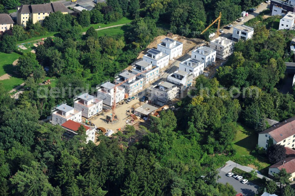 Bad Vilbel from above - Blick auf die Baustelle der Wohnanlage am Tannenweg der cds Wohnbau GmbH. In Waldrandlage entstehen hier mehrere Wohnneubauten durch die cds Wohnbau GmbH, einem Frankfurter Immobiliendienstleister. View the construction site of the residental complex on Tannenweg. At the forest are several new residential buildings built by the CDS Wohnbau GmbH, a Frankfurt real estate service provider.