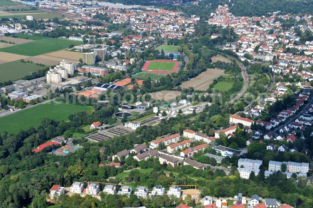 Bad Vilbel from the bird's eye view: Blick auf die Baustelle der Wohnanlage am Tannenweg der cds Wohnbau GmbH. In Waldrandlage entstehen hier mehrere Wohnneubauten durch die cds Wohnbau GmbH, einem Frankfurter Immobiliendienstleister. View the construction site of the residental complex on Tannenweg. At the forest are several new residential buildings built by the CDS Wohnbau GmbH, a Frankfurt real estate service provider.