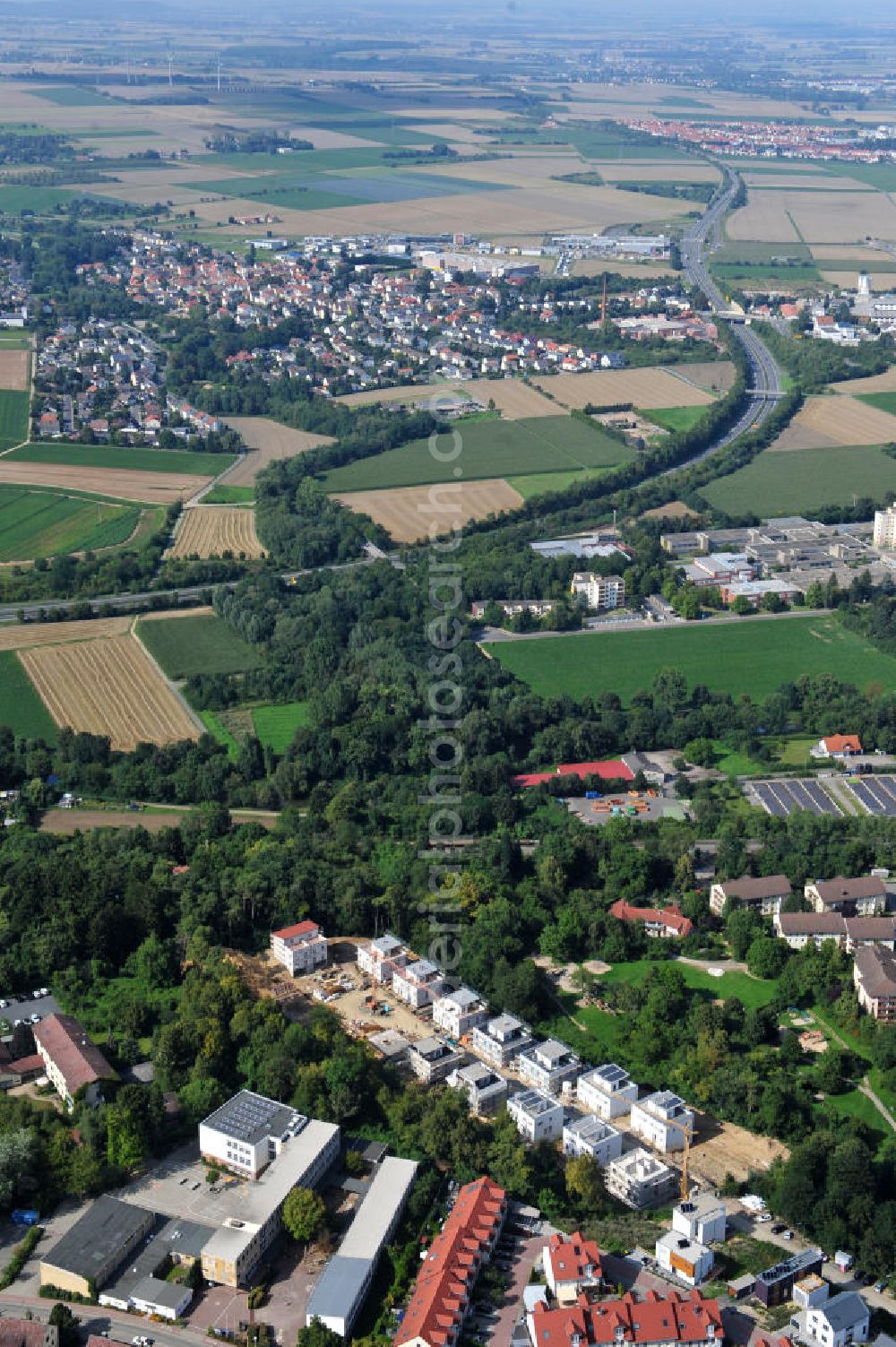 Aerial image Bad Vilbel - Blick auf die Baustelle der Wohnanlage am Tannenweg der cds Wohnbau GmbH. In Waldrandlage entstehen hier mehrere Wohnneubauten durch die cds Wohnbau GmbH, einem Frankfurter Immobiliendienstleister. View the construction site of the residental complex on Tannenweg. At the forest are several new residential buildings built by the CDS Wohnbau GmbH, a Frankfurt real estate service provider.