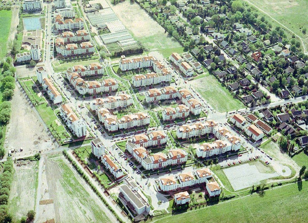 Berlin - Staaken / zu Spandau from the bird's eye view: Wohnanlage der UNIVERSA HV GmbH (Kleiststraße 3-6 in 10787 Berlin) an der Heerstraße / Cosmarweg in Berlin - Staaken.