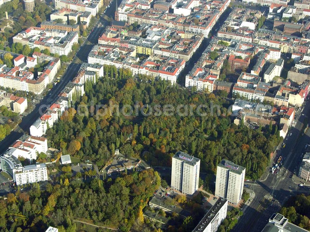 Berlin- Friedrichshain from the bird's eye view: 20.10.2004 Blick auf die Wohnanlage direkt am Volkspark in Berlin-Friedrichshain.