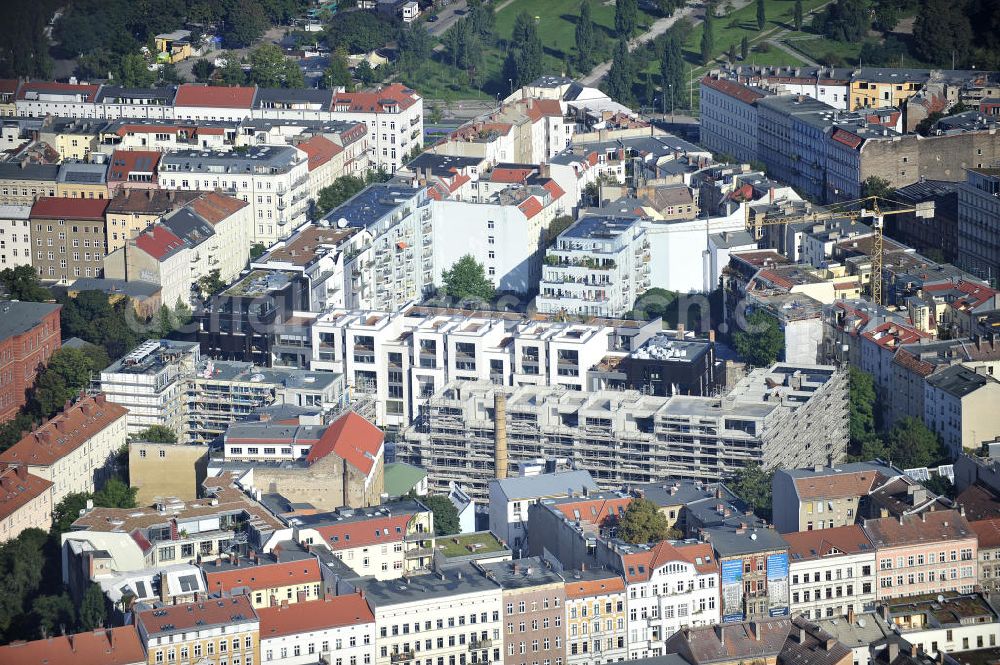 Berlin Prenzlauer Berg from the bird's eye view: Die Wohnanlage Kastaniengärten und die Baustelle der Wohnanlage Marthashof an der Schwedter Straße in Prenzlauer Berg. Die Kastaniengärten sind ein Projekt der CIC Group Projektentwicklungsgesellschaft mbH.