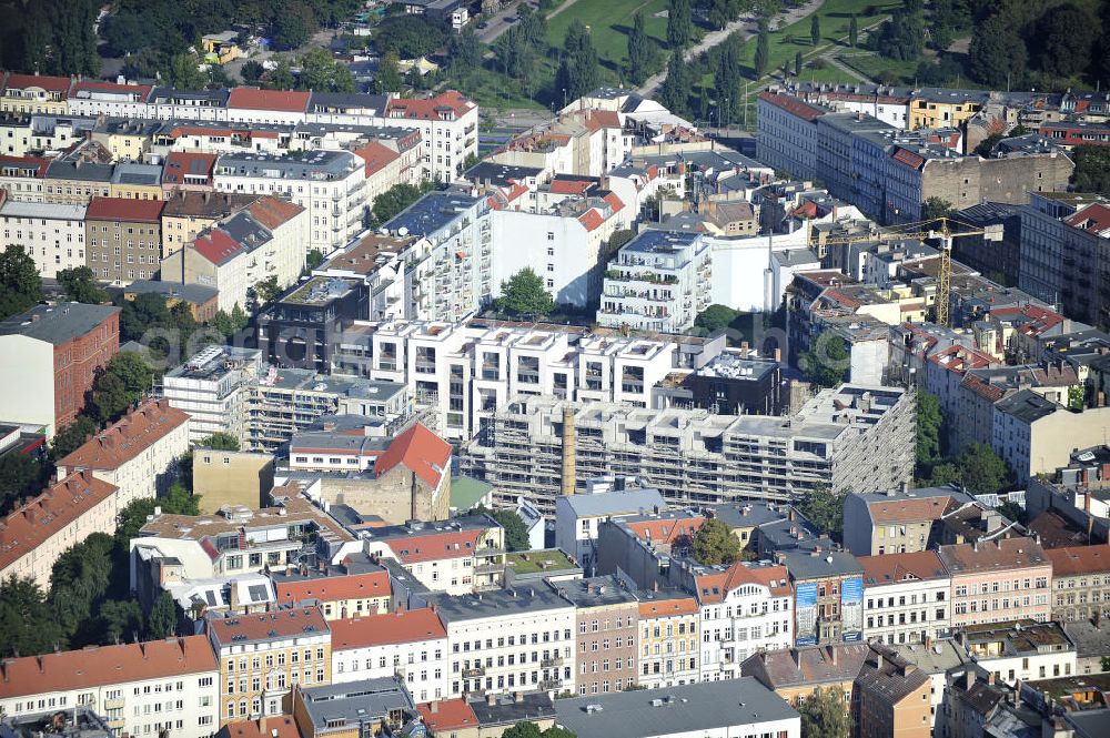 Aerial image Berlin Prenzlauer Berg - Die Wohnanlage Kastaniengärten und die Baustelle der Wohnanlage Marthashof an der Schwedter Straße in Prenzlauer Berg. Die Kastaniengärten sind ein Projekt der CIC Group Projektentwicklungsgesellschaft mbH.