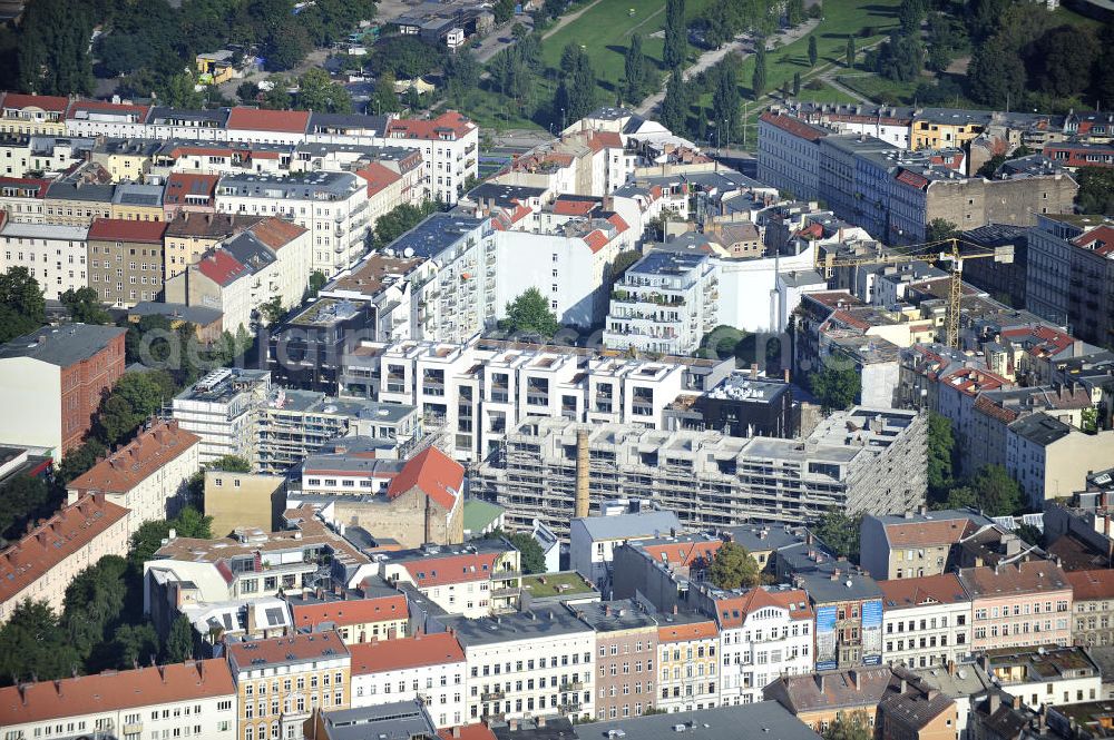 Aerial photograph Berlin Prenzlauer Berg - Die Wohnanlage Kastaniengärten und die Baustelle der Wohnanlage Marthashof an der Schwedter Straße in Prenzlauer Berg. Die Kastaniengärten sind ein Projekt der CIC Group Projektentwicklungsgesellschaft mbH.