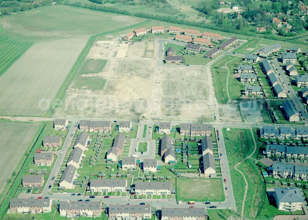 Aerial photograph Dallgow / Brandenburg - Wohnanlagenneubau der Content Berlin Bauträger GmbH in Dallgow / Brandenburg. c/o.: Info-Center Dallgow Triftstraße 72 14624 Dallgow Tel.: 03322-237627 / Fax.: ... 200416