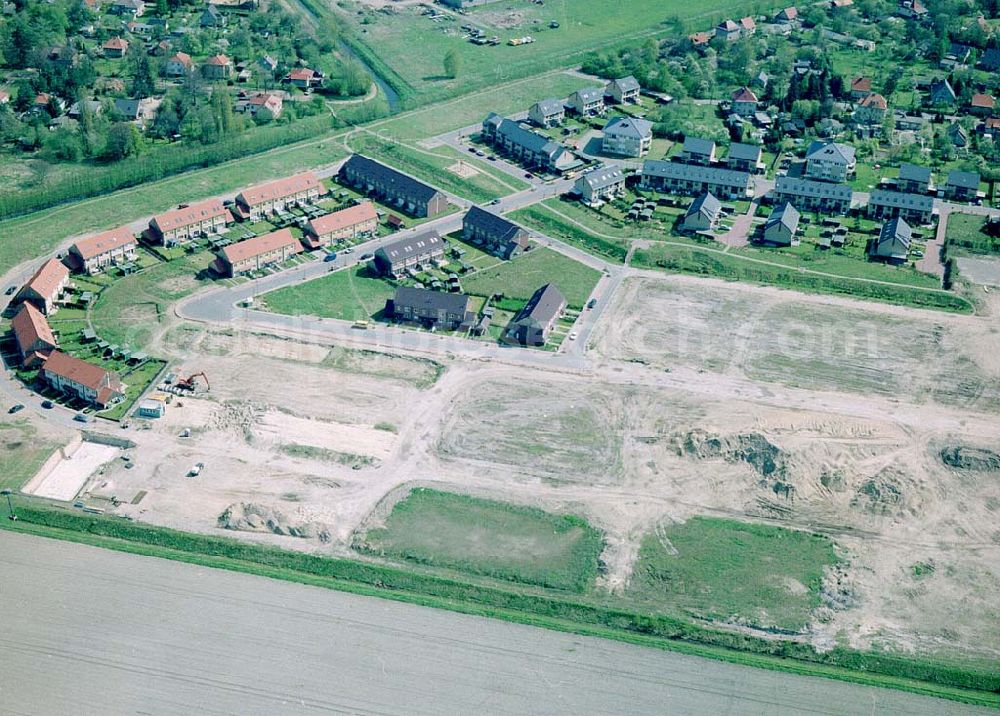 Dallgow / Brandenburg from the bird's eye view: Wohnanlagenneubau der Content Berlin Bauträger GmbH in Dallgow / Brandenburg. c/o.: Info-Center Dallgow Triftstraße 72 14624 Dallgow Tel.: 03322-237627 / Fax.: ... 200416