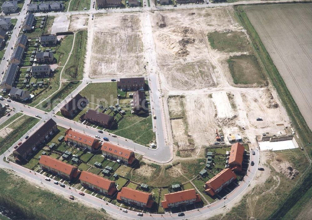 Aerial photograph Dallgow / Brandenburg - Wohnanlagenneubau der Content Berlin Bauträger GmbH in Dallgow / Brandenburg. c/o.: Info-Center Dallgow Triftstraße 72 14624 Dallgow Tel.: 03322-237627 / Fax.: ... 200416